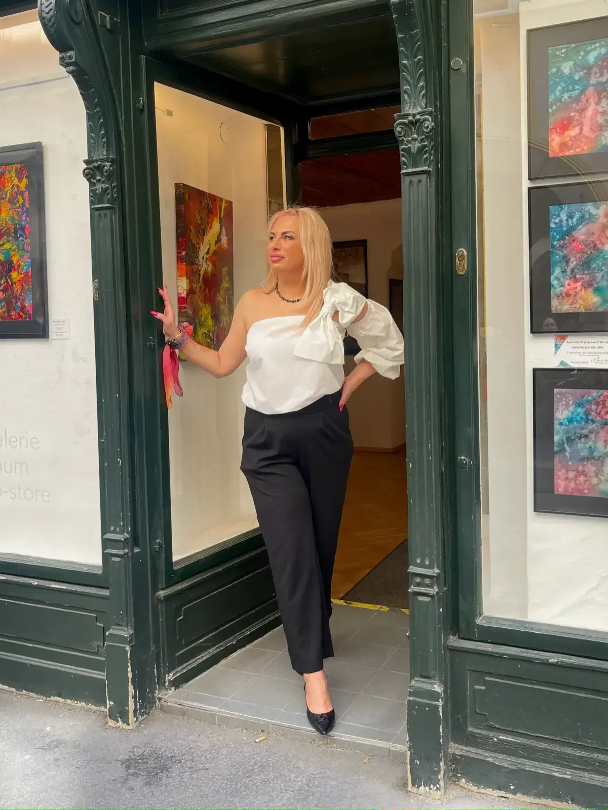 Vernissage Frank exhibition image 1 of 9